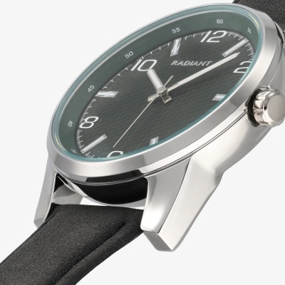 Relógio de pulso prateado com mostrador preto e bracelete preta