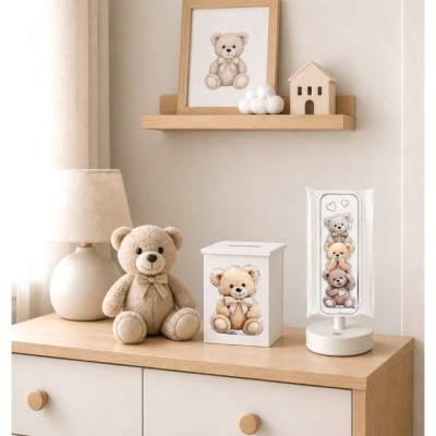 Mesa com candeeiro, urso de peluche, caixa com desenho de urso e lâmpada com estampas de ursos