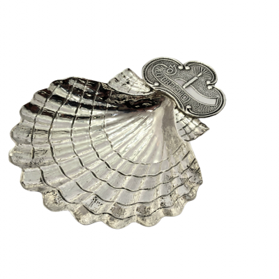 Concha metálica prateada decorativa com relevo e trevo de quatro folhas
