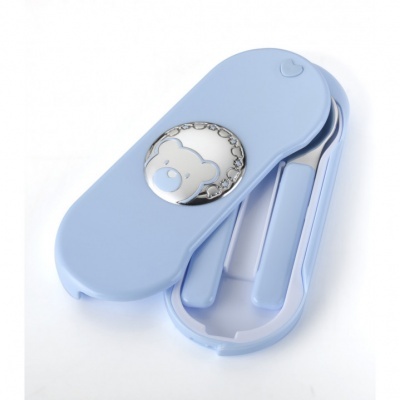 Estojo azul claro com ferramentas de manicure e botão metálico de urso