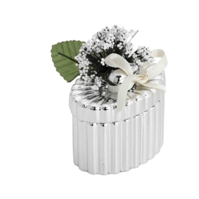 Caixa decorativa em forma de coração prateada com flores artificiais e fita creme