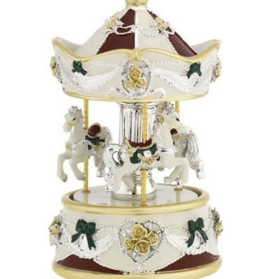 Carrossel decorativo branco, dourado, vermelho e verde com cavalos e fitas