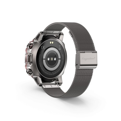 Relógio inteligente com correia metálica prateada e caixa preta vista de trás