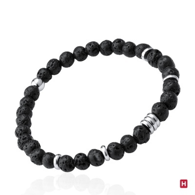 Pulseira com contas pretas porosas e detalhes metálicos prateados.