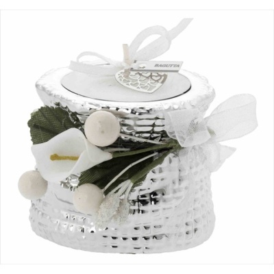 Pote decorativo prateado com flores artificiais e laço branco