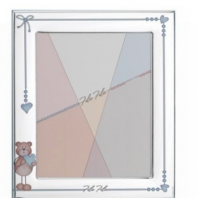 Moldura branca com decoração azul e urso segurando coração