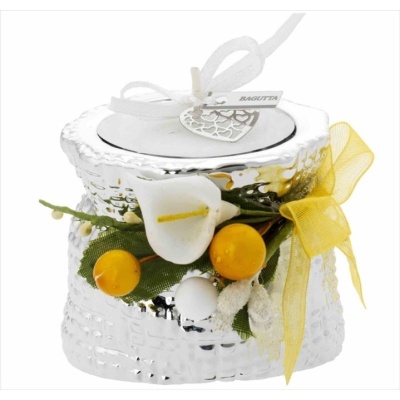 Frasco decorativo prateado com flores artificiais e laço amarelo