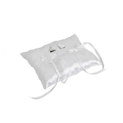 Almofada branca de cetim com fitas e corações metálicos para alianças