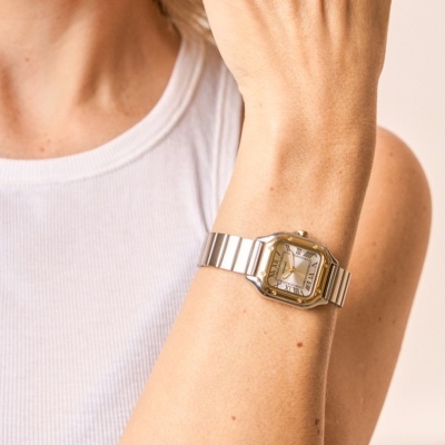 Relógio de pulso metálico com mostrador quadrado e bracelete prateada