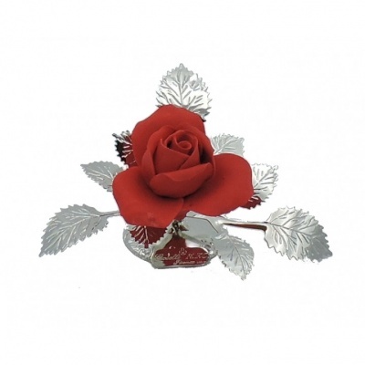 Flor decorativa em metal com pétalas vermelhas e folhas prateadas