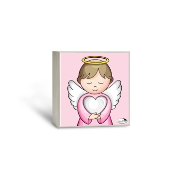 Bloco em madeira com ilustração de anjo em túnica rosa segurando coração branco