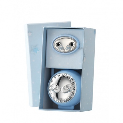 Produto prateado com base azul em caixa azul clara com estrelas