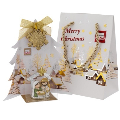 Embalagem de presente de Natal com saco branco com ilustração de vilarejo e caixa em forma de árvore com laço dourado