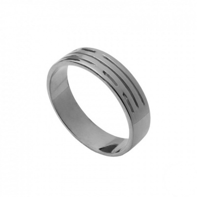 Anel de metal prateado com linhas gravadas