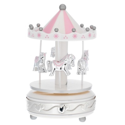Carrossel decorativo prateado, branco e rosa com cavalos e base com corações
