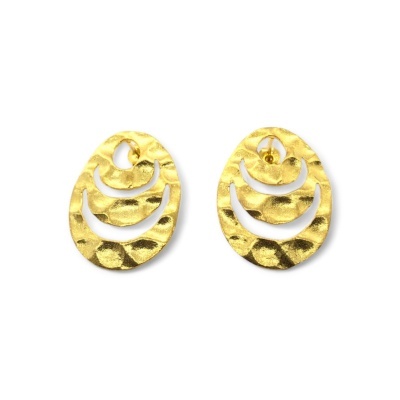 brincos dourados oval martelados com recortes crescentes