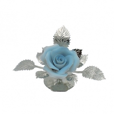Arranjo decorativo com rosa azul e folhas prateadas