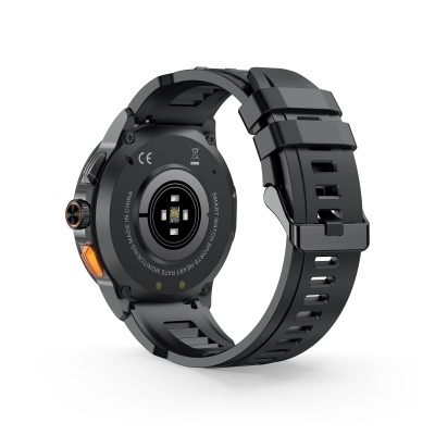 Relógio inteligente preto com pulseira de silicone e texto no verso