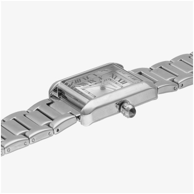 Relógio de pulso prateado com mostrador quadrado branco e bracelete metálica