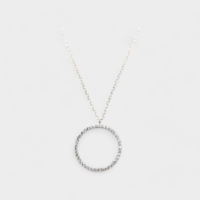 Colar prateado com pendente circular de pedras brilhantes em fundo branco