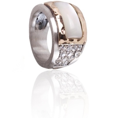 Anel largo em metal prateado, dourado e pedras brancas