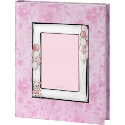 Álbum de fotografias rosa com padrão de flores e moldura prateada com balões e ursinho