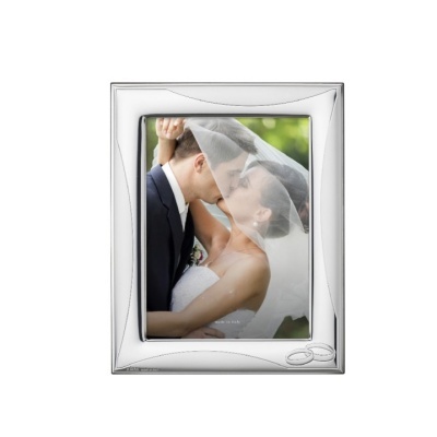 Moldura prateada com fotografia de casal de casamento e anéis entrelaçados