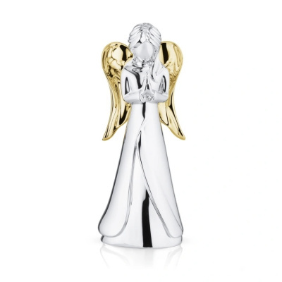 Estatueta de anjo prateada com asas douradas e mãos em oração