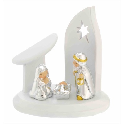 Presépio decorativo branco com figuras prateadas e douradas de Maria, José e menino Jesus
