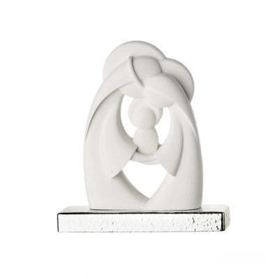 Escultura decorativa abstrata branca de três figuras em abraço sobre base branca.