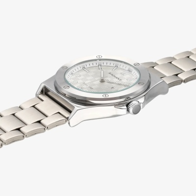 Relógio de pulso metálico prateado com mostrador branco e padrão geométrico