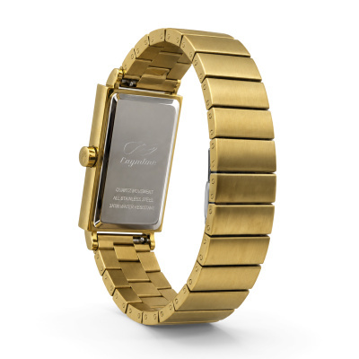 Relógio de pulso com bracelete dourado e verso prateado com texto gravado