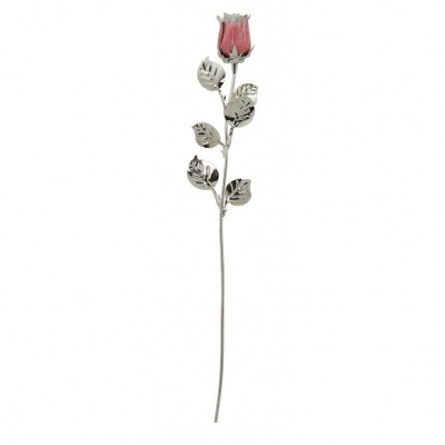 Rosa artificial prateada com flor cor-de-rosa, fundo branco