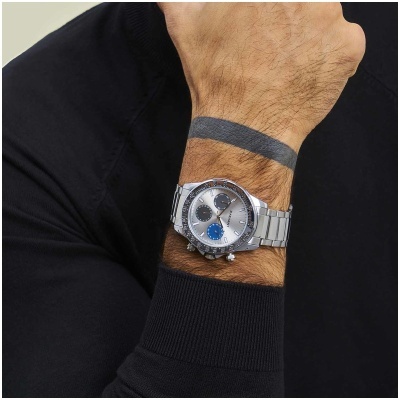 Relógio de pulso masculino prateado com mostrador cinza e submostradores em preto e azul no pulso