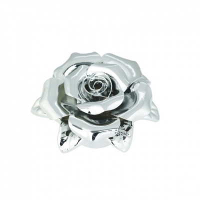Escultura prateada em forma de rosa com acabamento brilhante