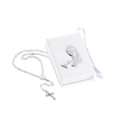 Colar de contas branco com cruz prateada e caixa texturizada branca com figura prateada.