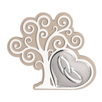 Decoração prateada com coração e alianças sobre padrão branco de árvore em espiral