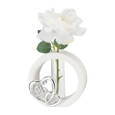 Arranjo floral com flor branca e estrutura circular branca com corações metálicos prateados.