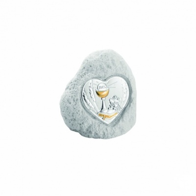 Escultura em pedra cinzenta com detalhe metálico de cálice, folha e hóstia