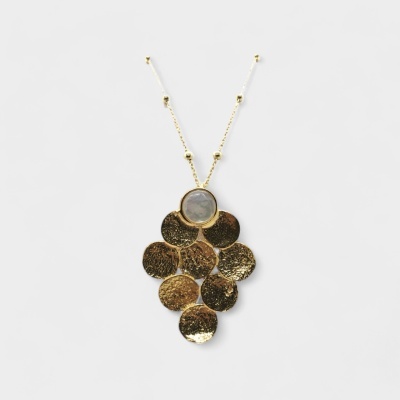 Colar dourado com pendente de várias placas redondas e pedra luminosa