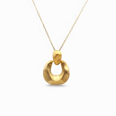 Colar dourado com pendente de formato irregular em fundo branco