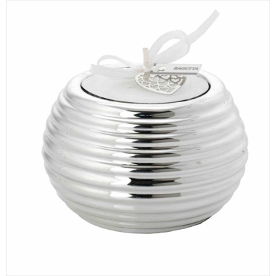 Recipiente prateado redondo com tampa e fita branca com etiqueta