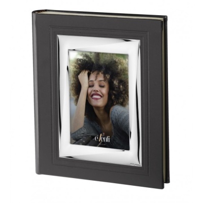 Moldura metálica cromada com foto de mulher sorridente e cabelo afro