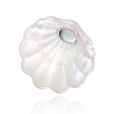 Prato em forma de concha perolada com detalhe prateado no centro.
