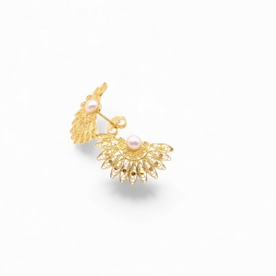 Brincos dourados com pérola rosa