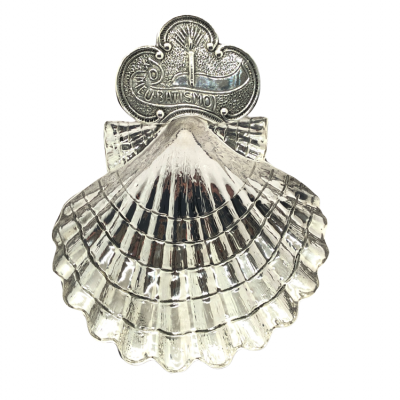 Objeto prateado em forma de concha com texto COFRADIA DO CAMINHO