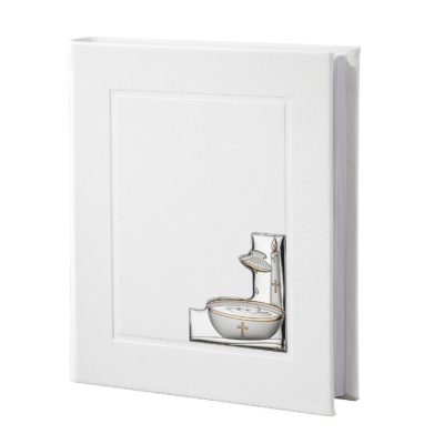 Álbum branco capa dura com relevo metálico de pia batismal, vela e pomba.