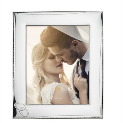 Moldura prateada com fotografia de casal em pose íntima