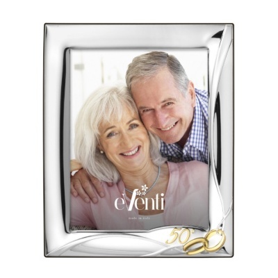 Moldura prateada com detalhes dourados e foto de casal