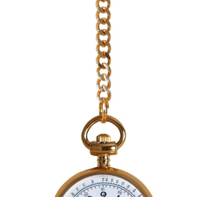 Relógio de bolso dourado com corrente e mostrador branco com números e texto.